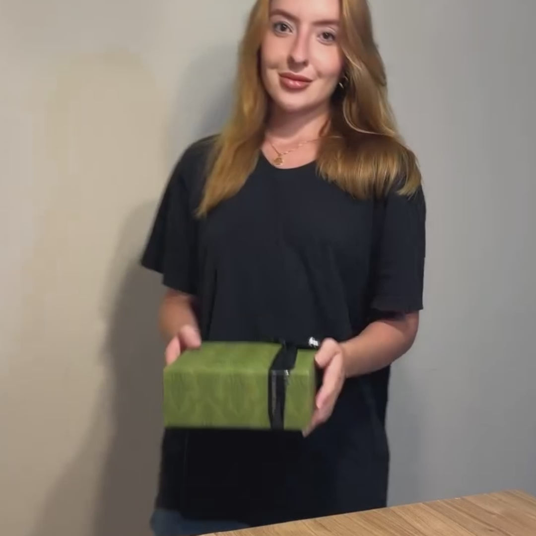 Cinto feminino da Velor Emporium em detalhes, mostrando design, fivela e acabamento sofisticado